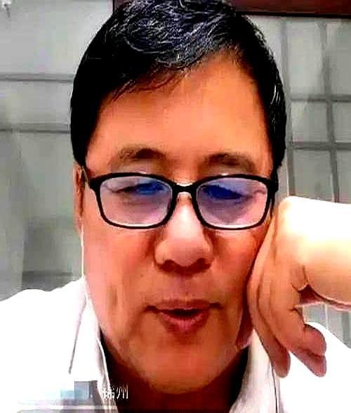 相声圈里有个“怪事”：郭德纲见了贾伦，私下恭敬喊“师哥好”，台上却假装不识。这