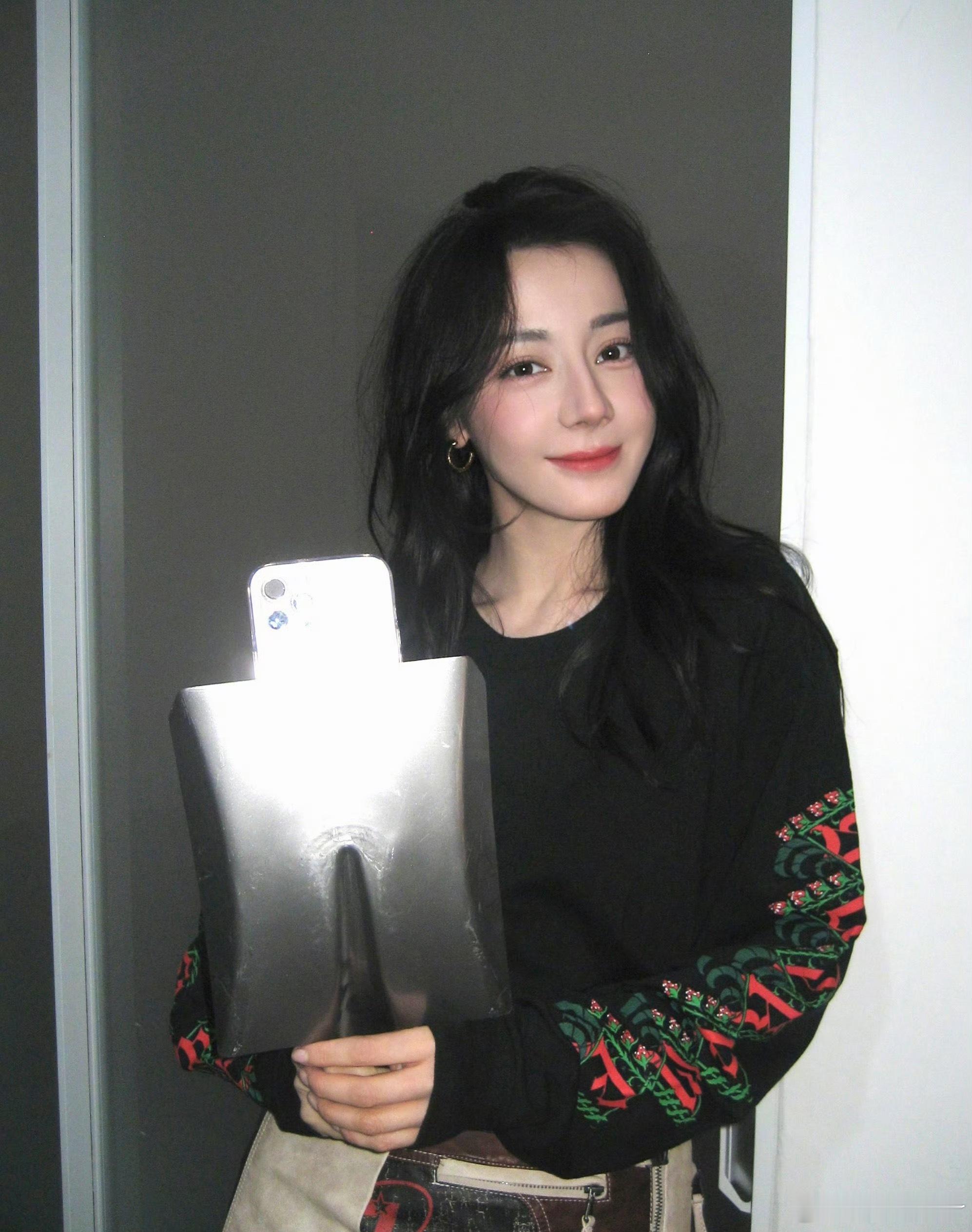 热巴的手机壳真的太有节目了这是在哪买的这么亮眼的手机壳出去大家第一时间都能发现～