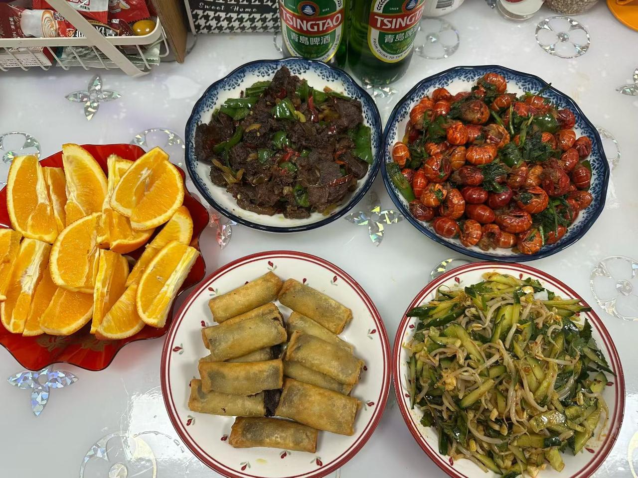 过年了，我和老公因为吃剩菜又是一顿吵架。两个人过年，我一再提醒他不要多做，吃不