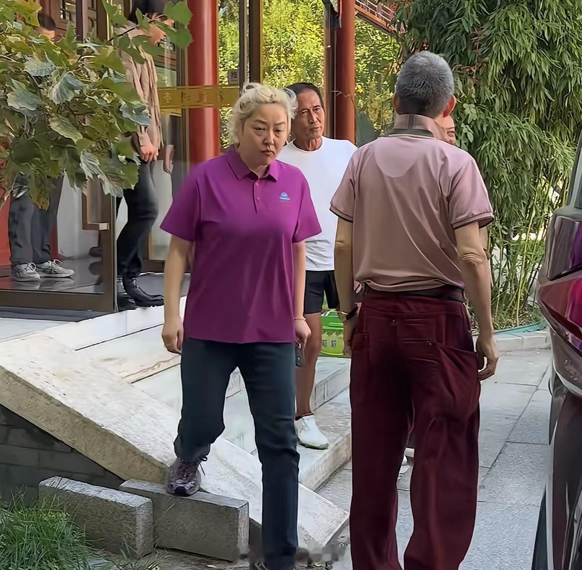 66岁齐秦身体状况惹担忧，与好友相聚北京，行走的时候，尤其是下台阶的过程真的让人