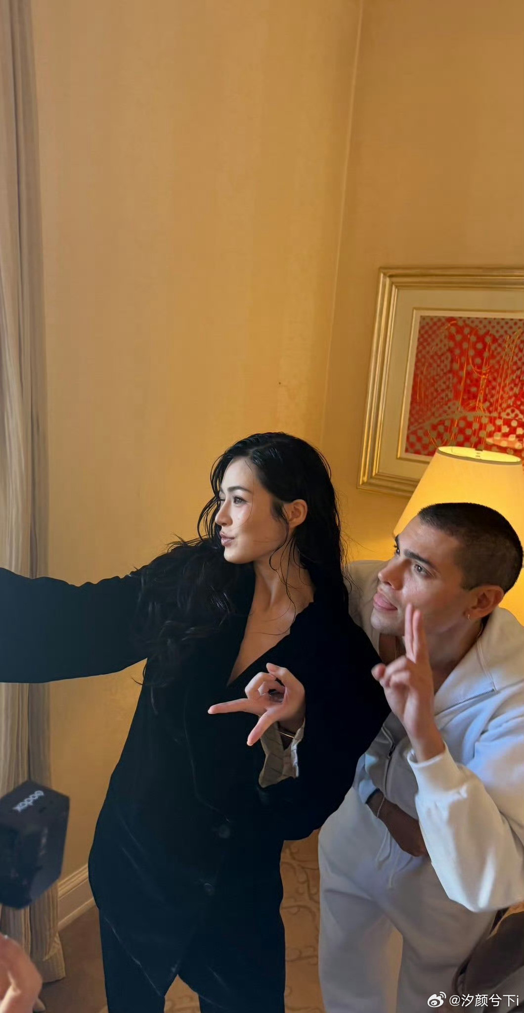 好莱坞知名艺人造型师。坐在全球ck总裁旁边。这个待遇拉满。邝玲玲纽约时装周[么