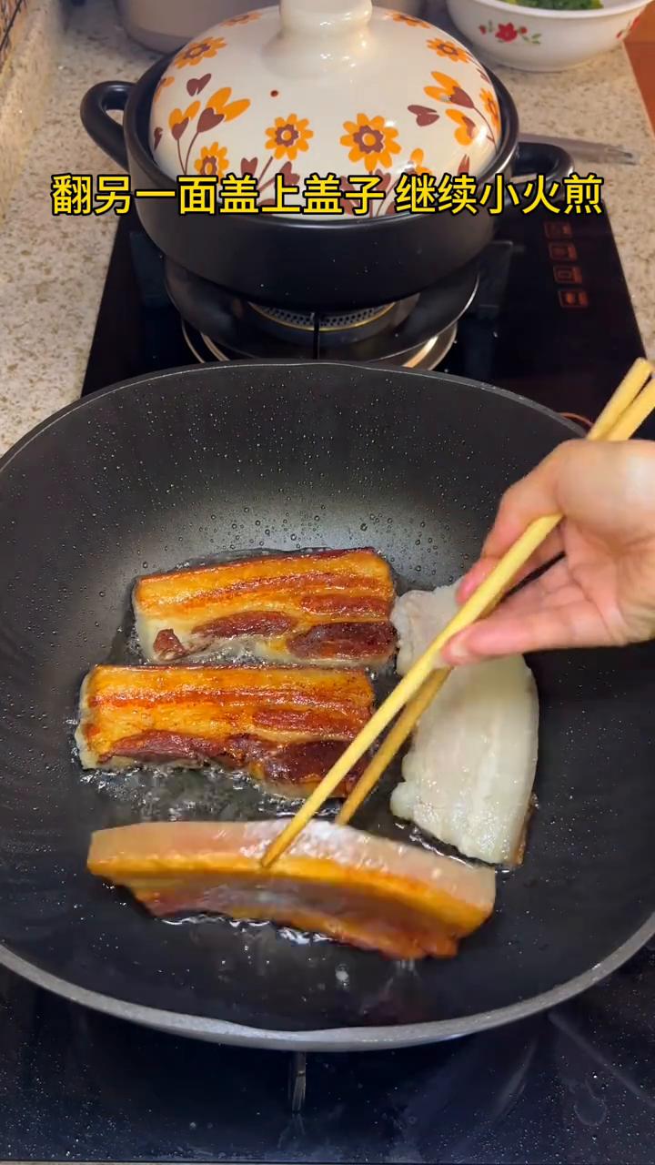 ·五花肉摆盘放锅，盖盖上汽蒸二十分钟，轻松插入就熟了。·用牙签扎眼扎出油脂，吸