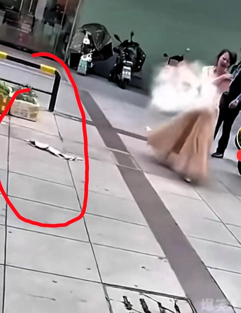 一视频女子和大叔分手，争吵中大叔让买的东西脱下，女子当街把上衣和内衣脱掉扔地上，