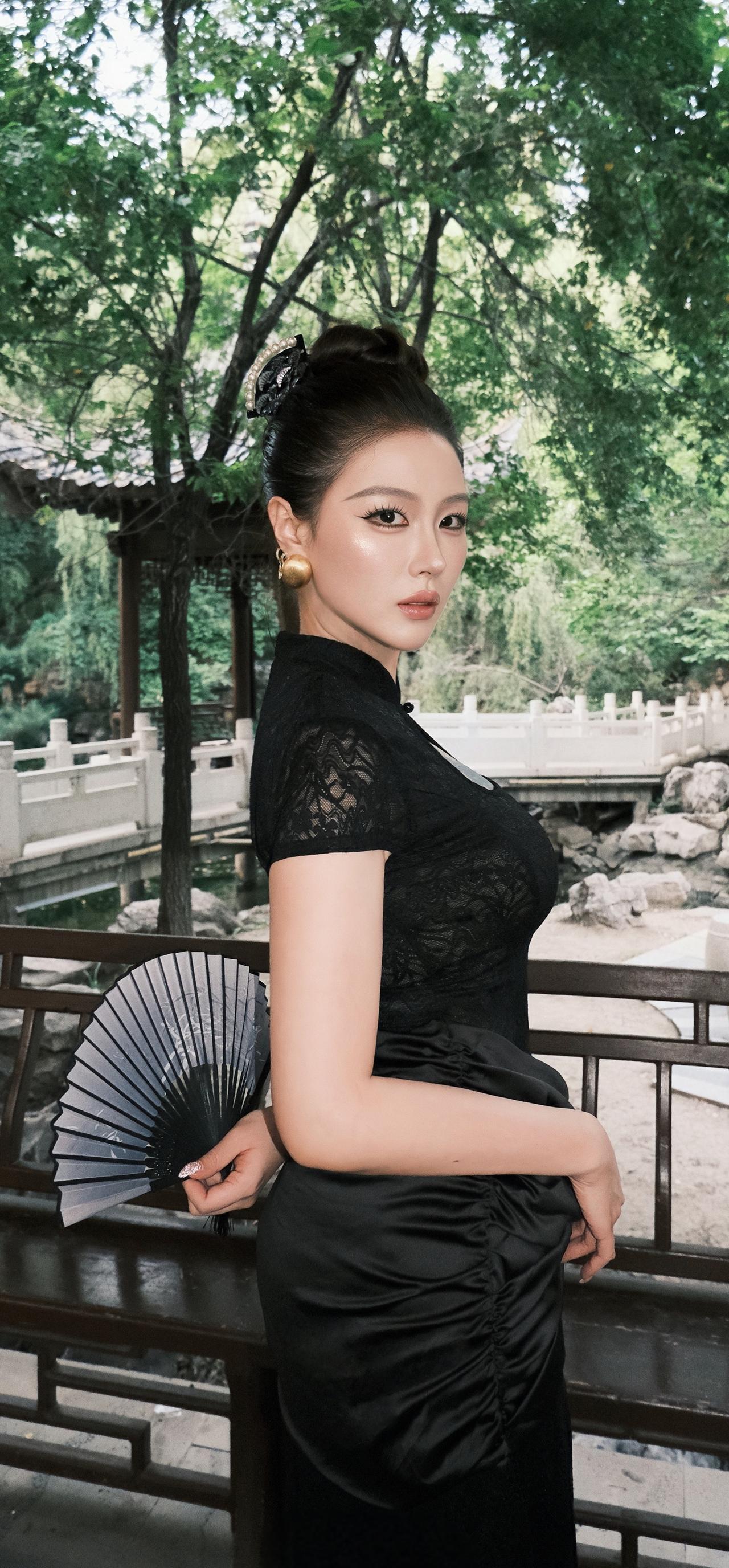 园林是美的，黑色新式旗袍加园林，就更美，再加上一朵黑玫瑰呢？🌹旗袍秀中式穿搭
