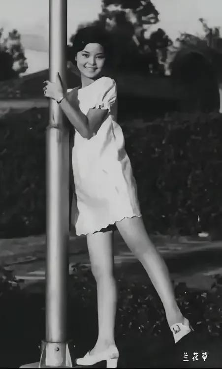 邓丽君的少女时代。看得出，她从小就是一个活泼、开朗的孩子，脸上挂着甜蜜蜜的笑容