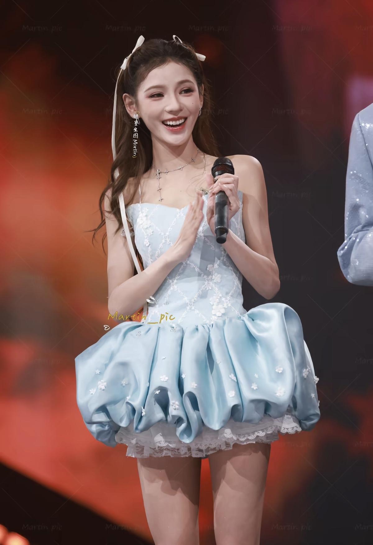 舞台上的风都在偏爱你💙天蓝色花苞裙裹着少女心事半扎发上的白丝带轻轻晃