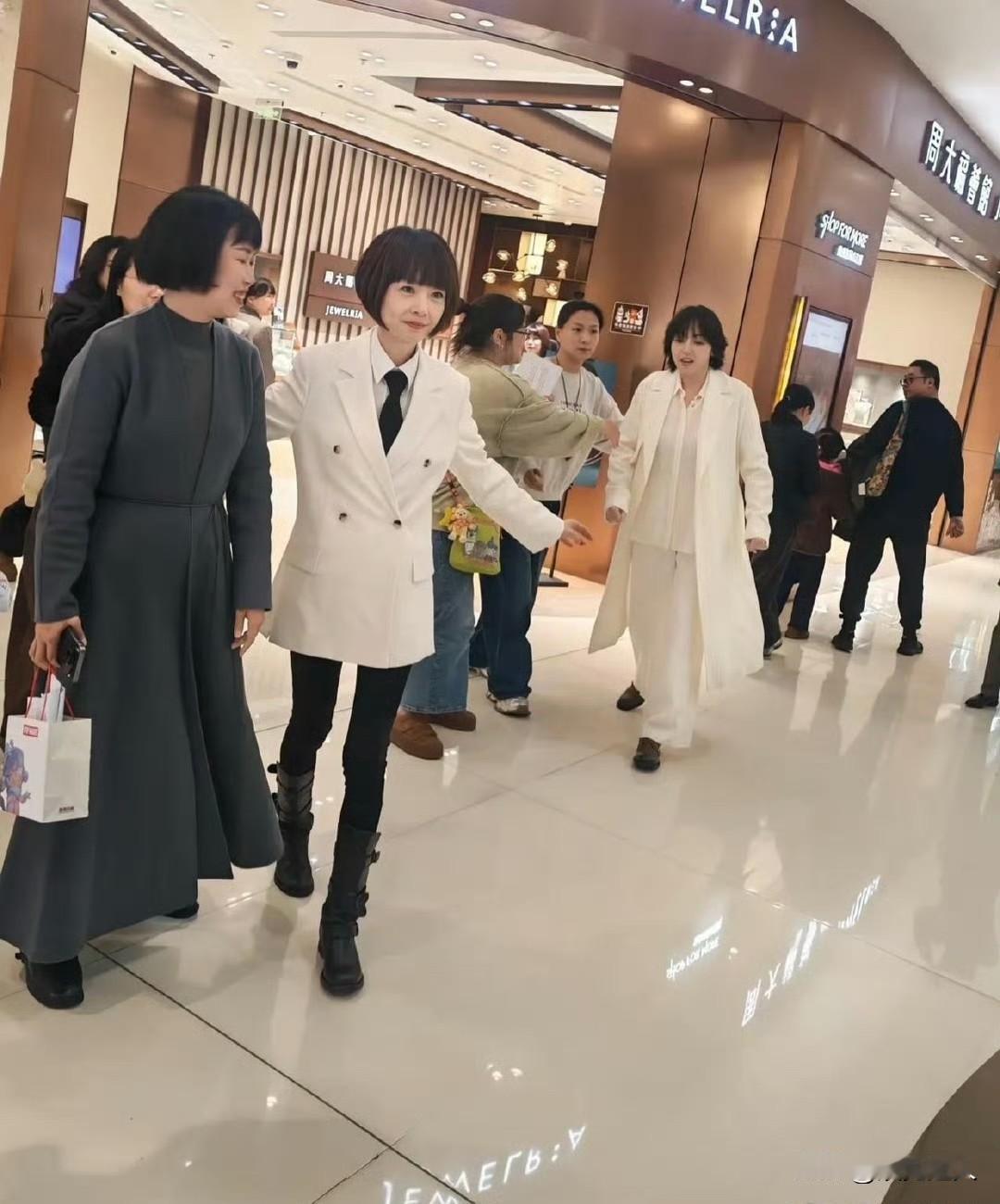 55岁鲁豫瘦到脱相！米饭按粒吃，不敢想象！刚在成都现身的鲁豫，腿细得跟孩子胳膊似