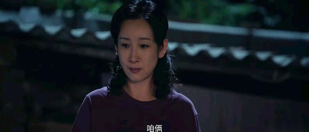 张嘉益蹲在墙角，手里攥着个长命锁，脸上一阵红一阵白，借着酒劲儿对着屋里喊：“香香