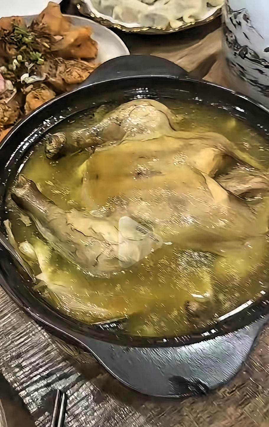 丈母娘做年夜饭，十二道菜，她说，要吃好，大家看着，也明白了，乌鱼子，佛跳墙，炖肘