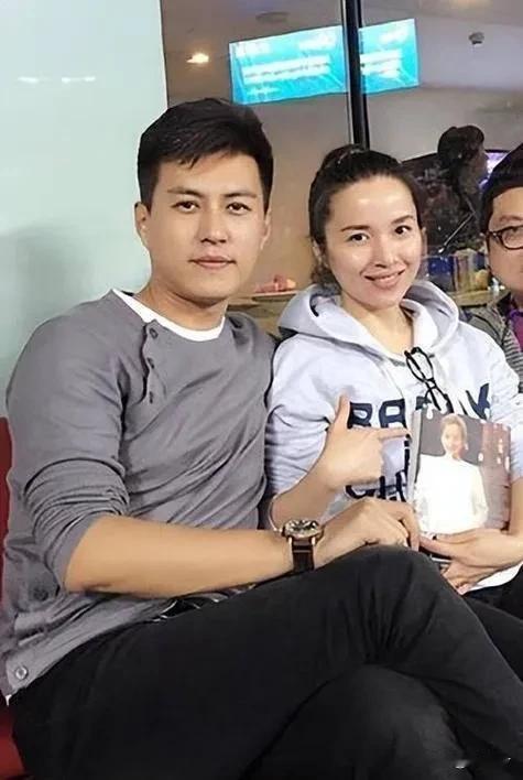 原来她就是靳东的妻子，因戏生情恩爱15年，娶一个贤妻旺三代。靳东