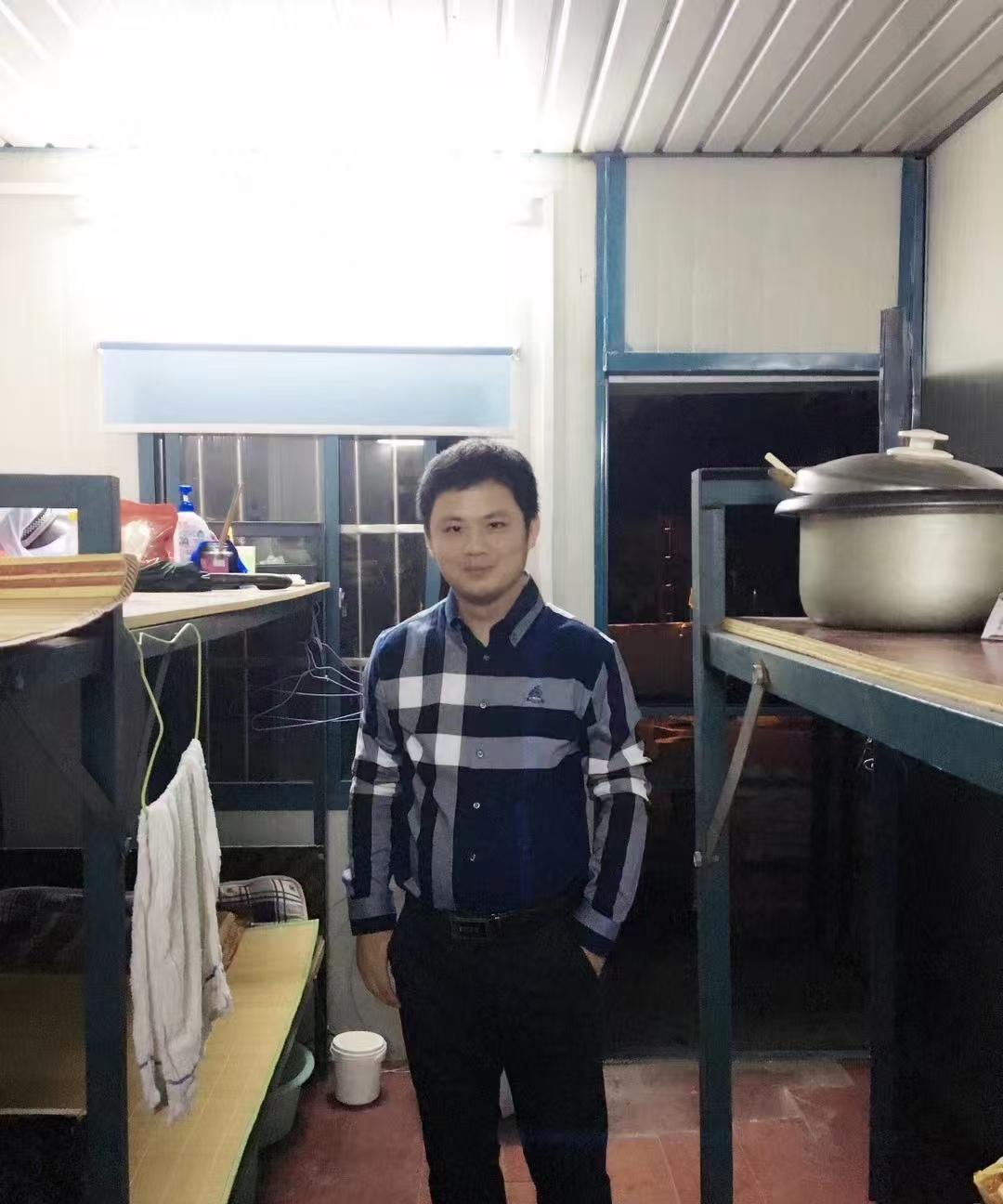 这件海澜之家的衣服穿了八年了[呲牙笑]，这说明衣服不错，但是我的经济不行[大笑]#