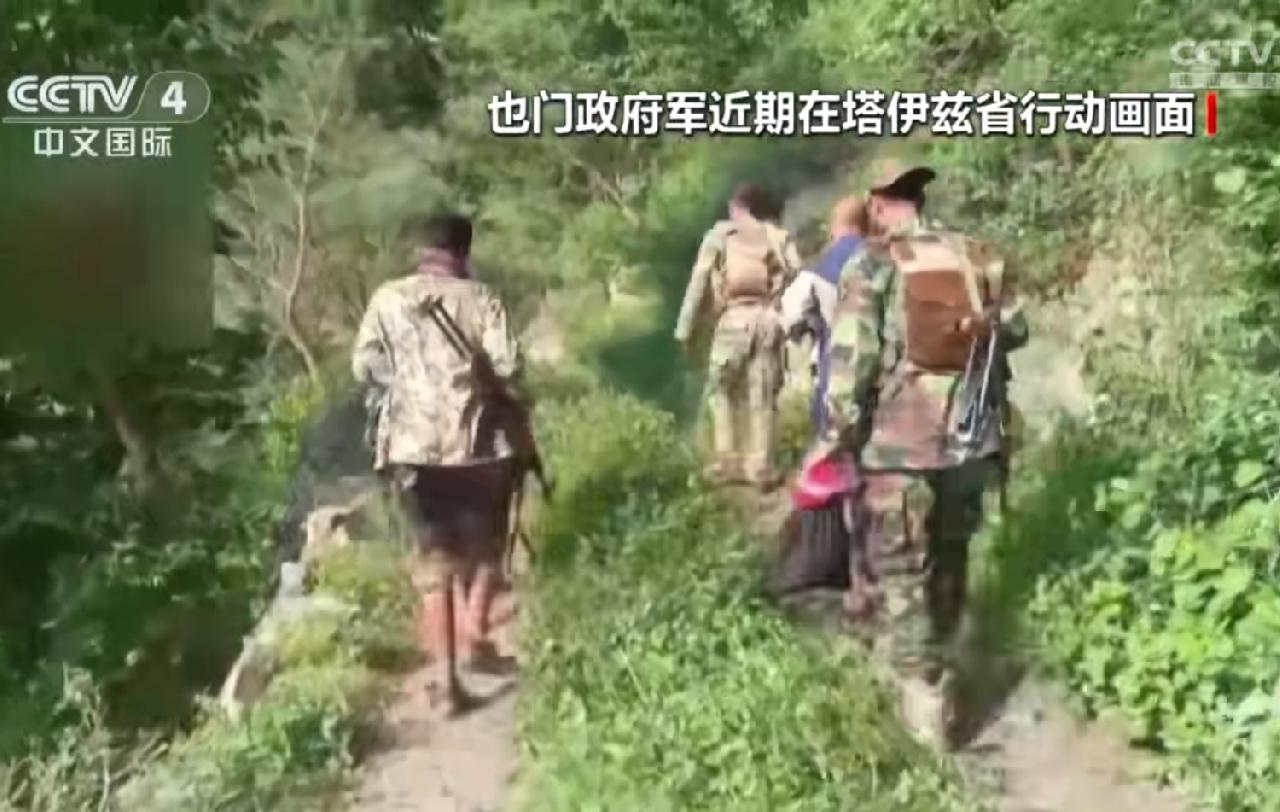 也门政府军射击时，高高举枪，一通乱射，一梭子子弹只求马上射完，然后完成射击任务，