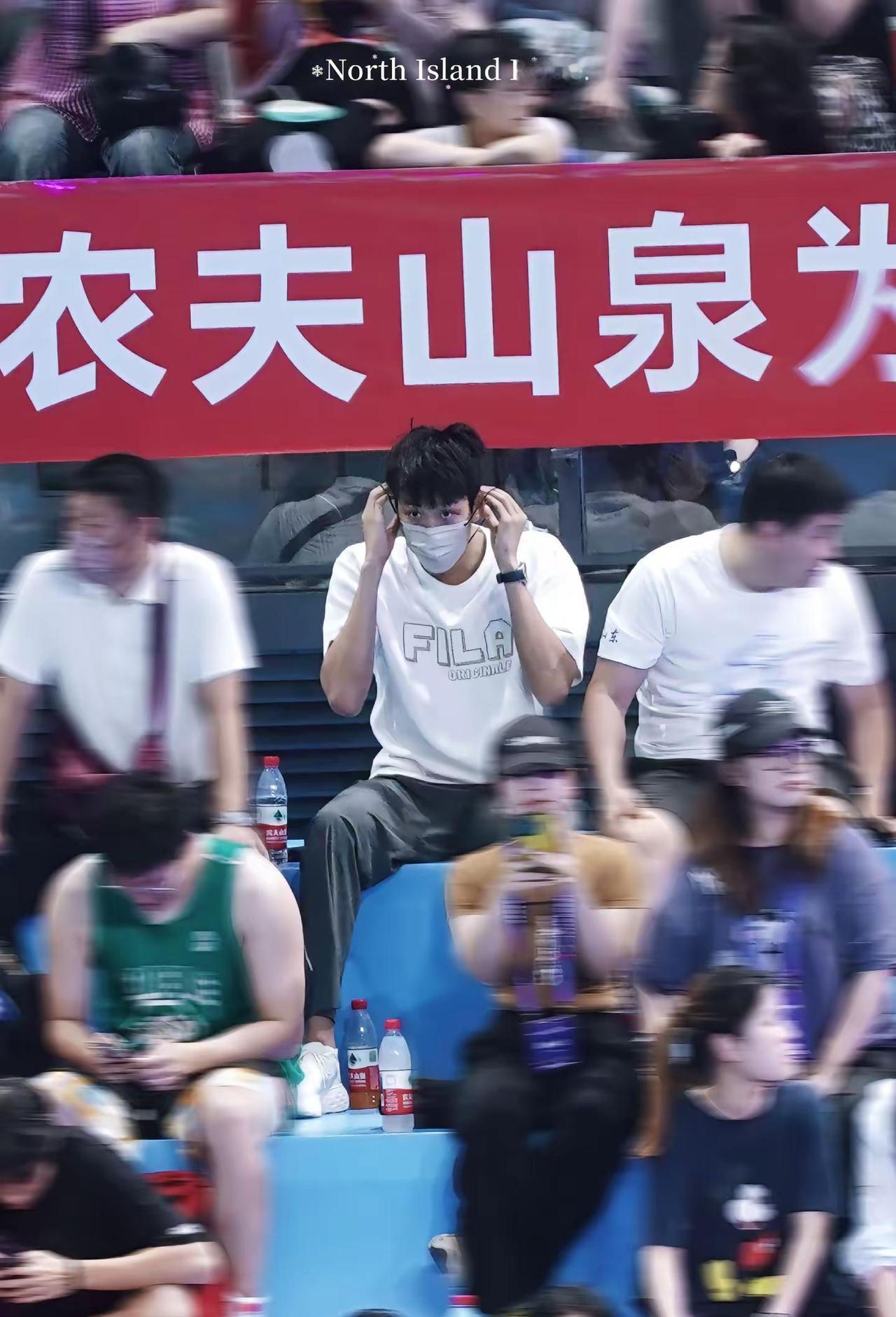 别猜了，张展硕夺冠后，包里装的不是黑科技，是一袋蛋卷吐司。你发现没，顶尖运动员