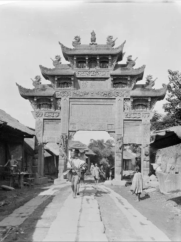 1917，一位美国摄影镜头下<em>军阀混战</em>后的成都