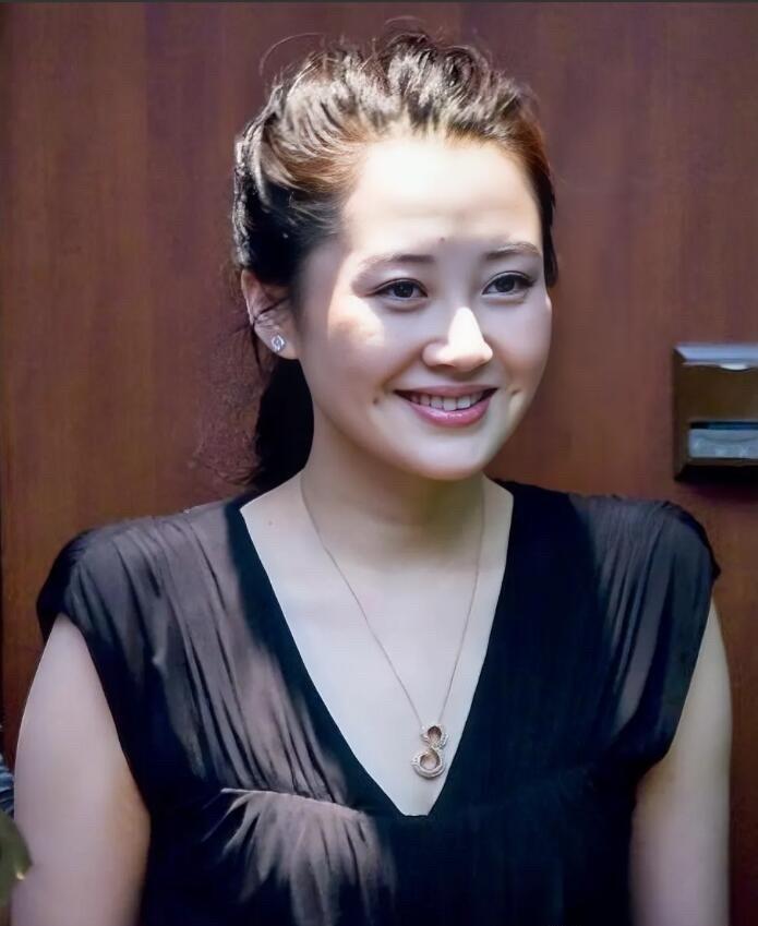 54岁许晴，不靠滤镜，不靠医美，靠的是骨子里的松劲儿。演20岁的姑娘不装嫩，