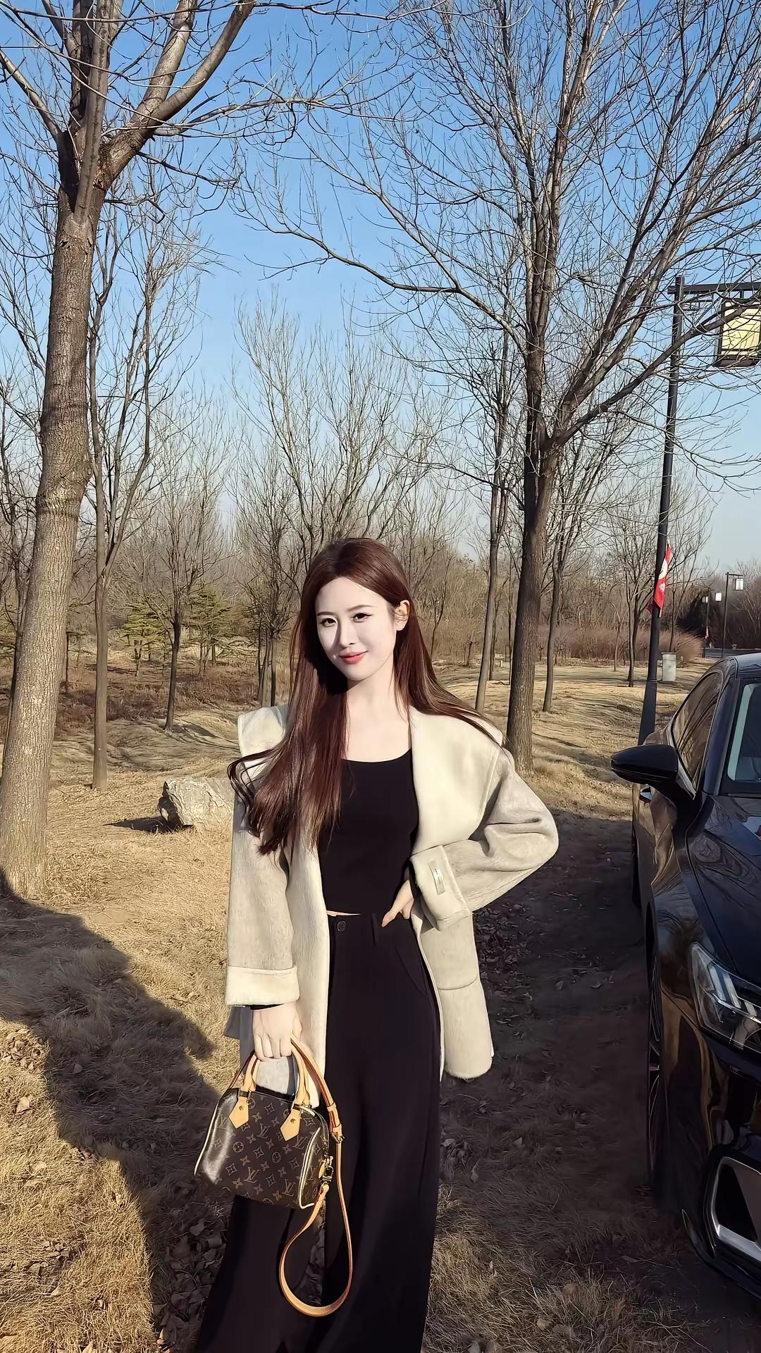 优雅黑裙搭配米色外套，手提包点缀，尽显都市女性魅力！舒适美丽穿搭