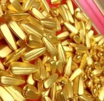 1962年，江苏溧阳一村民在鱼塘清理淤泥，妻子却在岸上悠闲地嗑瓜子。丈夫很生气，