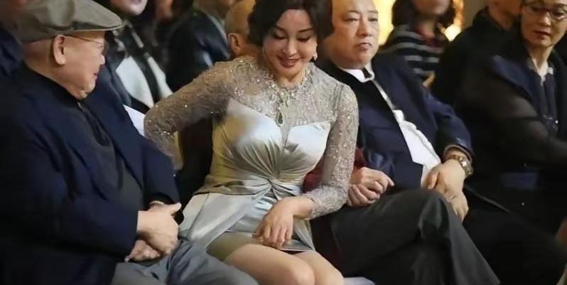 自古英雄配美人，这话其实只说对了一半。真正的强者，身边需要的从不只是漂亮的陪衬