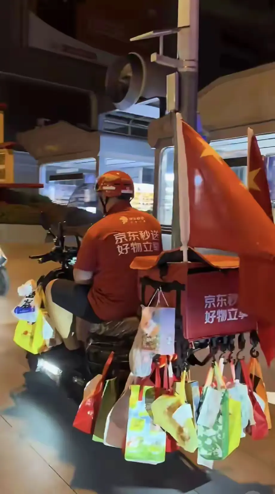 大哥一次送这么多外卖，能送的过来吗？