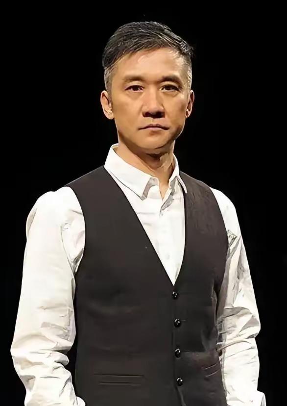 15年前，黄志忠扔下北京2套房，净身出户。2011年，他提了离婚。北京那两套价