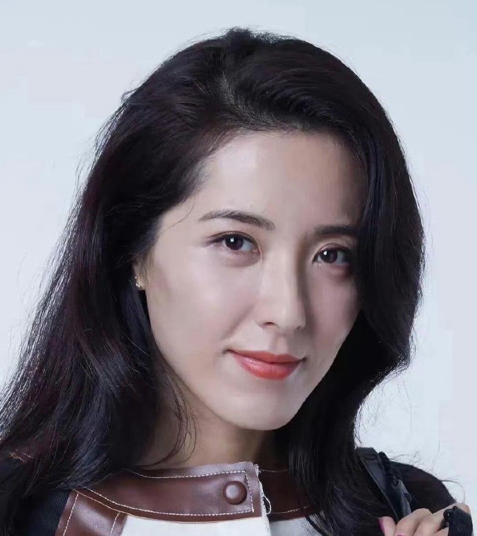 人人都说曾黎是难得一遇的大美女啊但是我觉得她有一个很致命的缺点不是身材问题，
