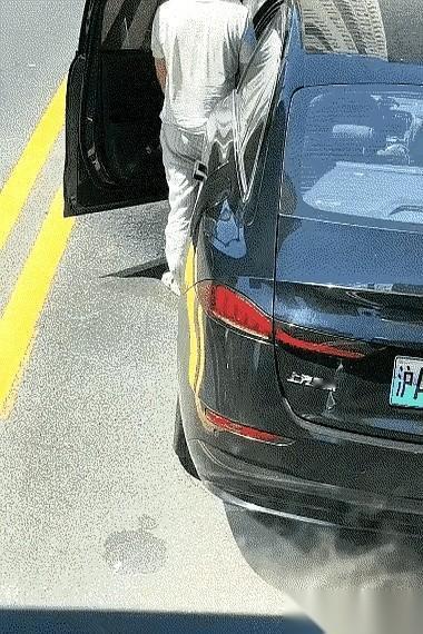 那张图，我看到了。上海，闹市街口，一辆沪A牌照的车，车门突然就那么推开了。不