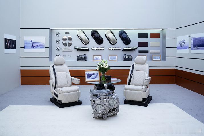 岚图泰山座舱全球首发，毕竟是做出过国内最畅销的豪华MPV的岚图，再做一个大六座