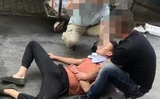 11月18日报道，内蒙古包头，刑满释放人员赵某摆摊时和张某发生争执，张某抓住赵某