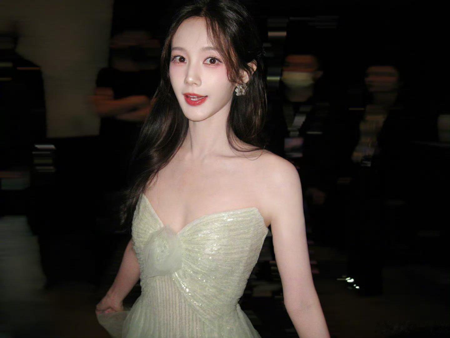 我吃瓜的手速就像李一桐这样我觉得我的吃瓜手速追平李一桐，主打一个互联网一线吃瓜人