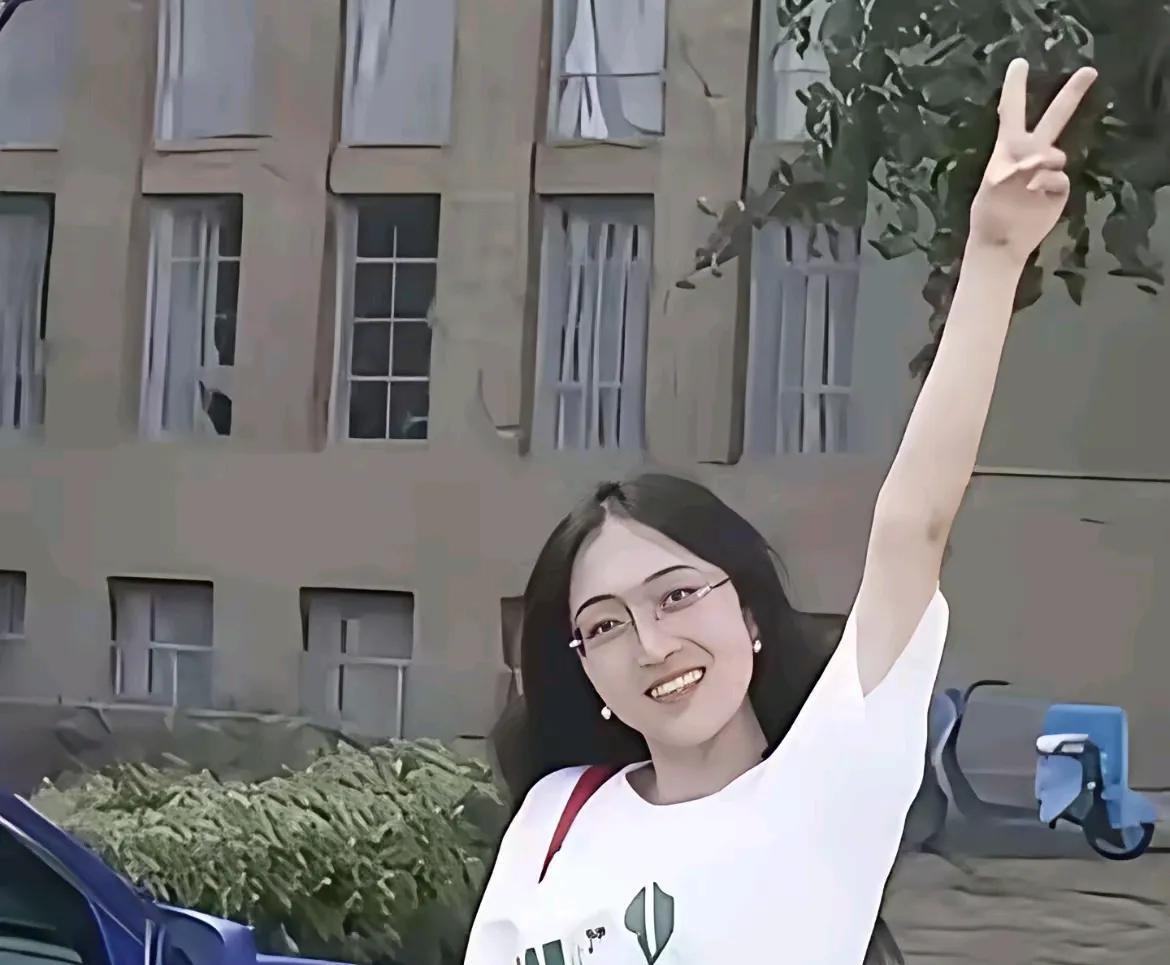 一个民办三本的女生，竟然保研到武汉大学，马上又要去香港浸会大学读博，还是法学，真
