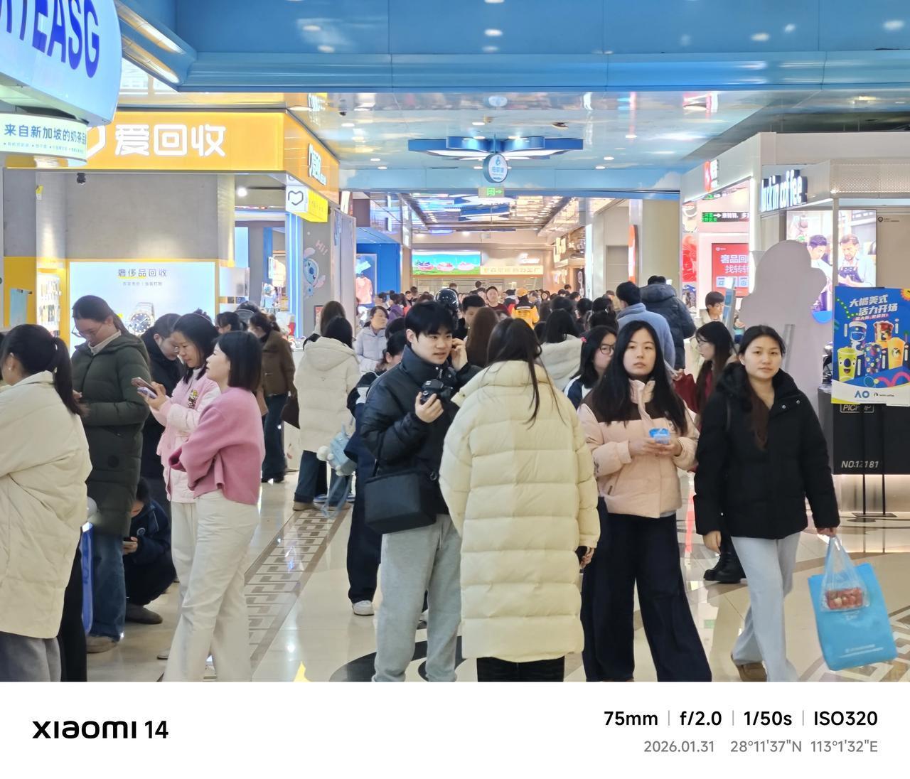 长沙万家丽，每次来这里都是人山人海，不愧为长沙最热闹的网红打卡地！今年的年会，也