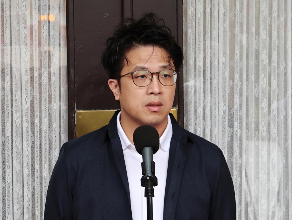 沈伯洋5问蒋万安殷玮酸“问A答B”再爆第一时间为何没做消毒受到台风外围环流