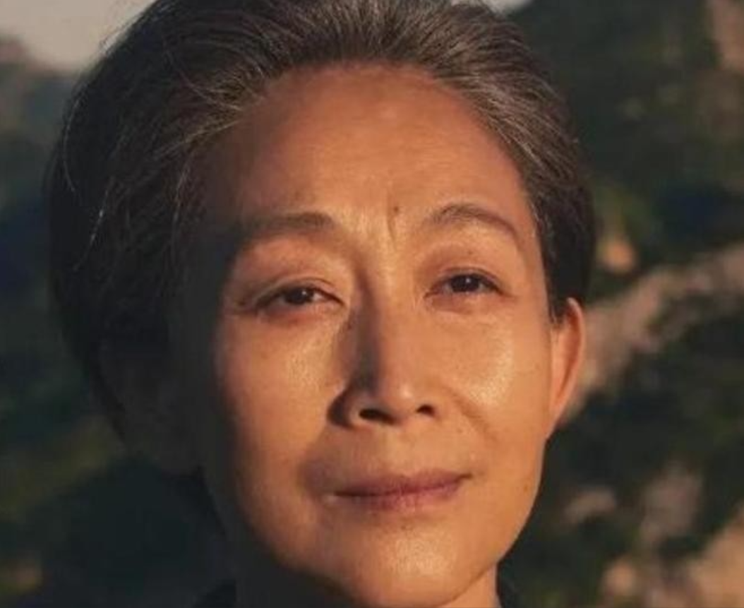 1971年，清华大学的叶文洁擅自向太空发射了电波。8年后，她竟收到了一个神秘的回