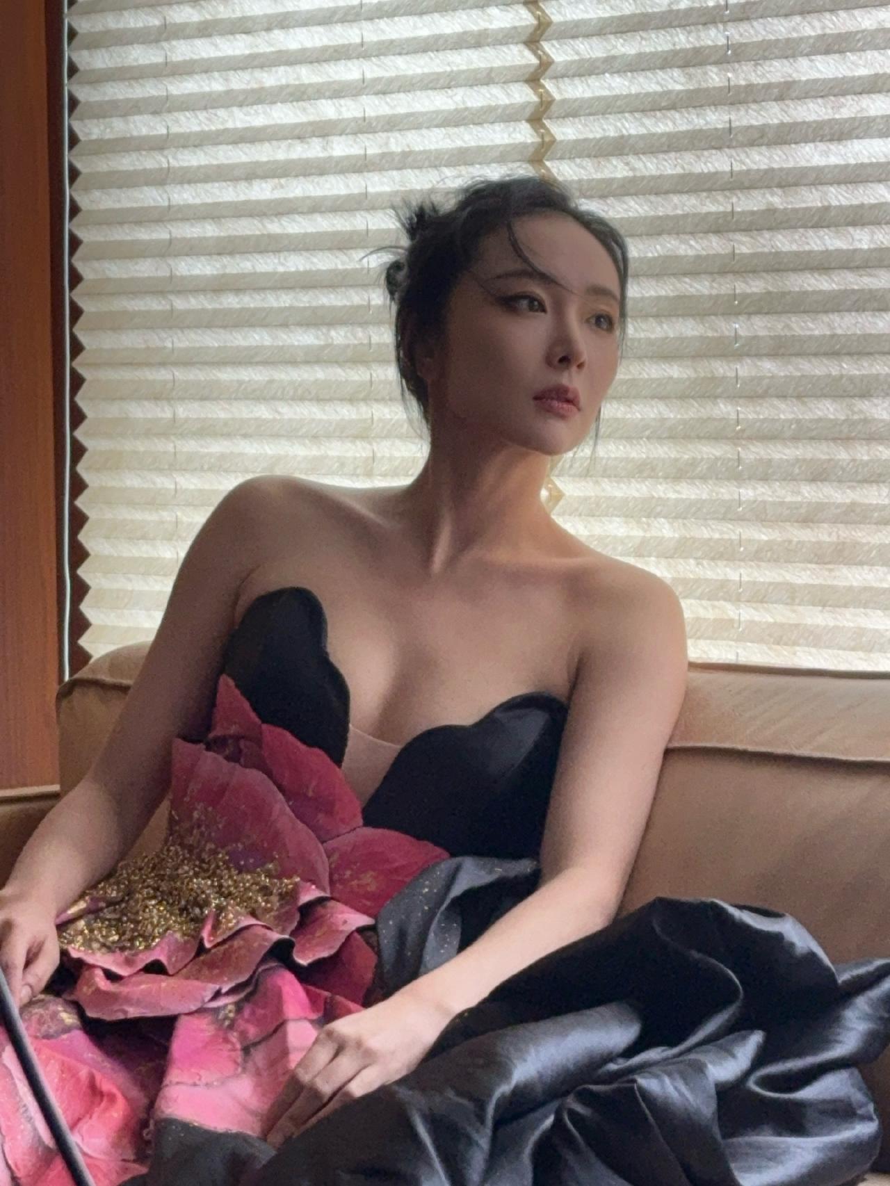 高叶这造型好饱满，身材太赞了！高叶红毯礼服高叶