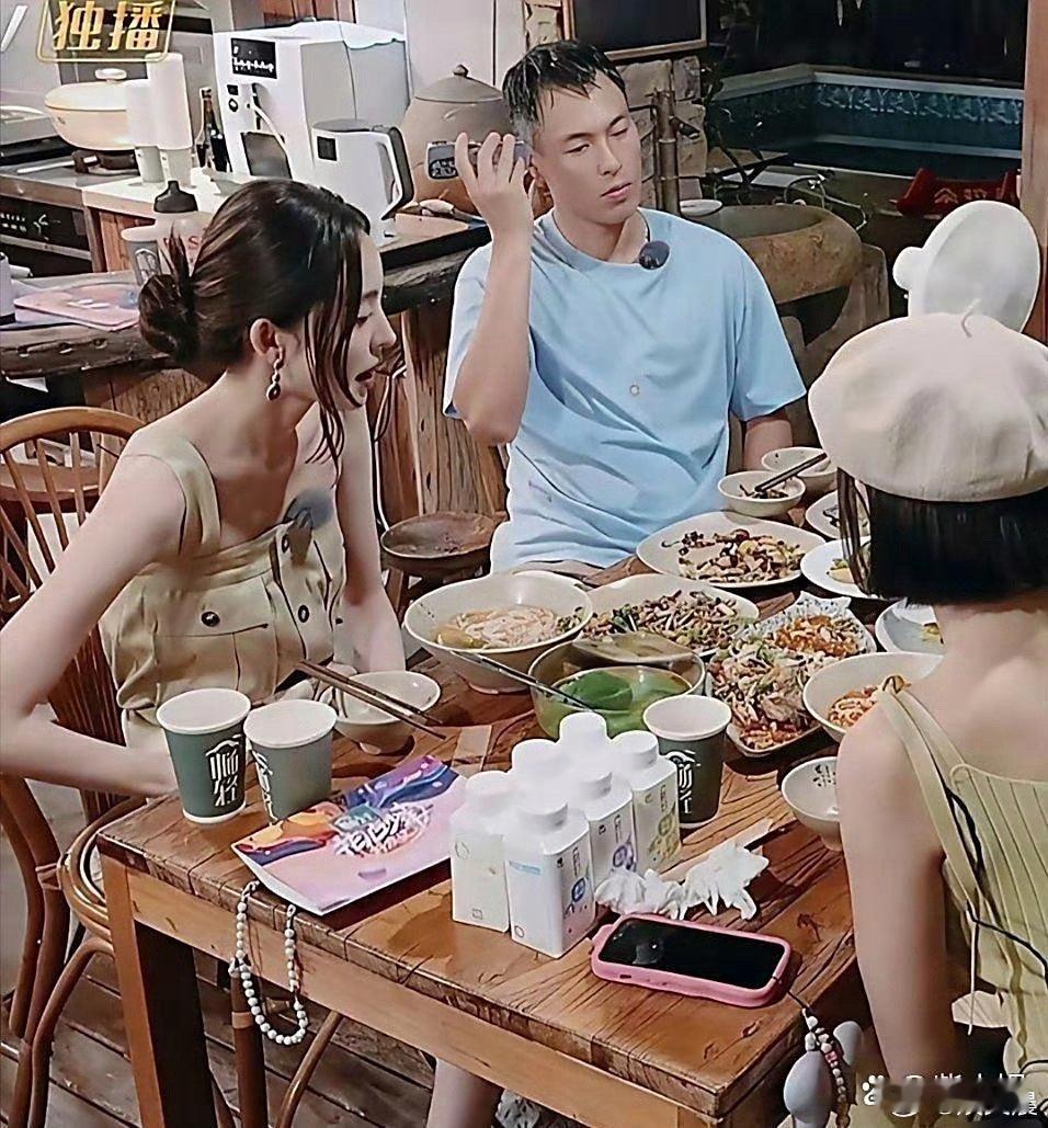 娜扎的身形也太纤瘦了！四肢线条格外纤细，自带一种清瘦的骨感，视觉上给人强烈的“皮