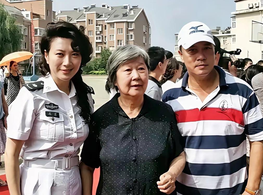 珍贵老照片！演员王静、张山回到母校青岛39中，和恩师拍下这张合影。青岛39
