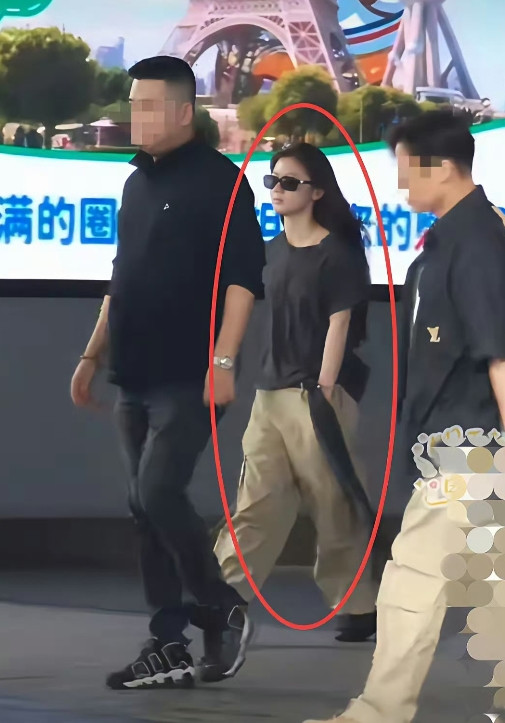 单依纯有点“飘”了，出门有两个保镖护驾。没办法，姐姐红了。有这个资本和实力。