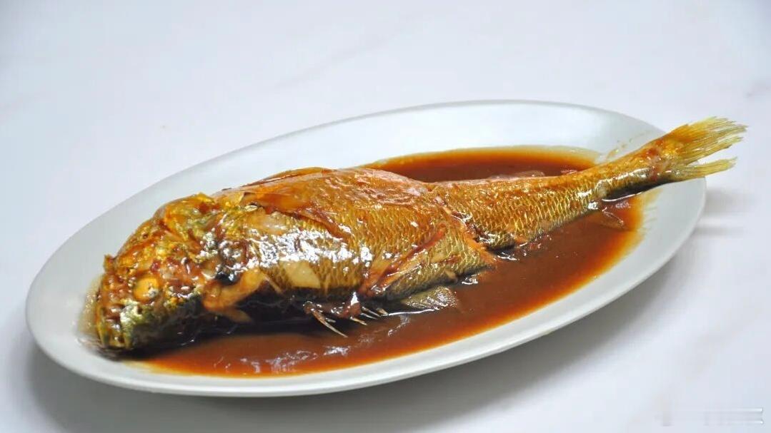 年夜饭菜单这两天，不少正宗的上海人家，开始准备年夜饭。上海人过年，不讲鱼翅鲍鱼。