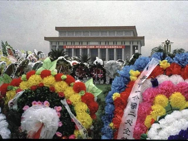 1977年9月，北京。毛主席纪念堂落成典礼上，各单位和群众敬献的花圈，彼时的毛爷