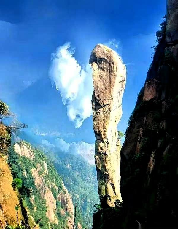 江西那座叫“巨蟒峰”的山，2017年出了件怪事。2017年凌晨，三名攀岩爱好者避