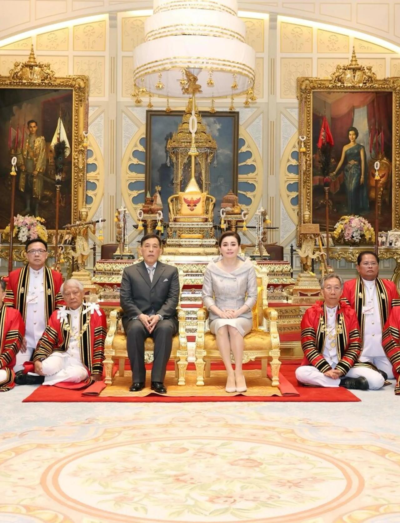 泰国国王到底是支持佩通坦还是反对佩通坦的？首先泰国国王对佩通坦的态度，说白了就