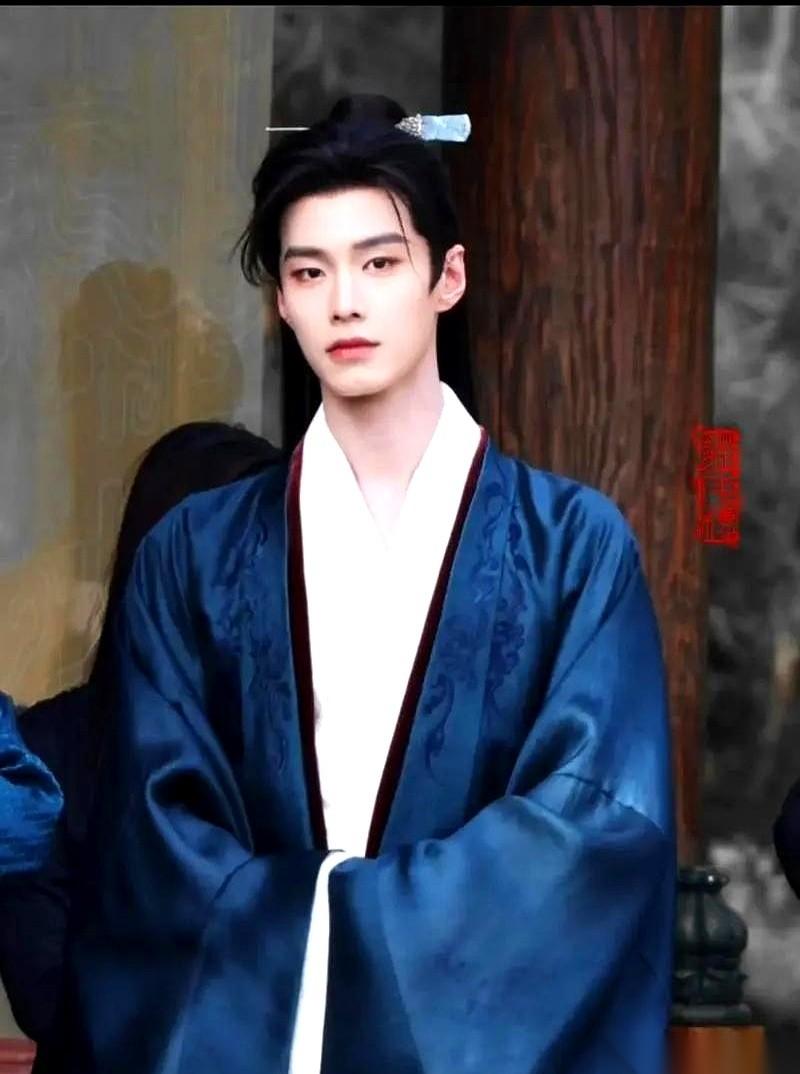 《百花杀》的镜头推过来，男主何与一张脸杵在那，旁边的男配一抬眼，直接把他衬成了人