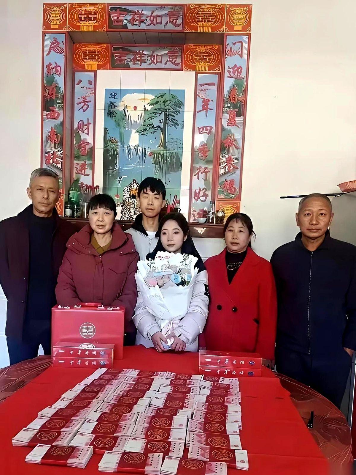 六张脸，没有一张是笑的。正中间的新郎官，嘴角往下撇着，眼神直勾勾地盯着铺满红钞