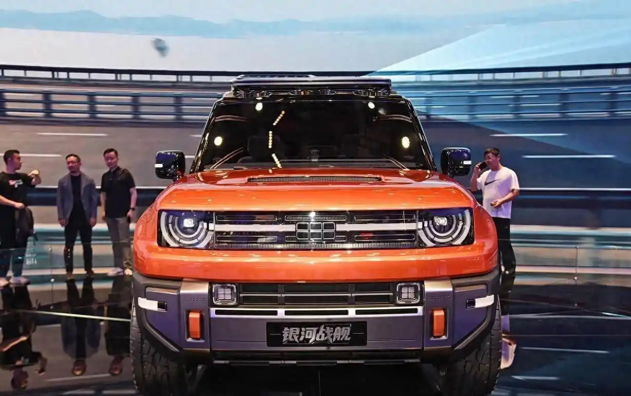 你能想象吗？SUV掉进水里，不是以往那样沉底，而是像船一样浮起来，还能以8.5公