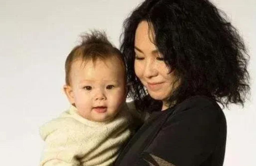 1993年，女歌手罗琦，在一场生日宴会上说：“北京人就是沙比！”一个男人拿起啤酒