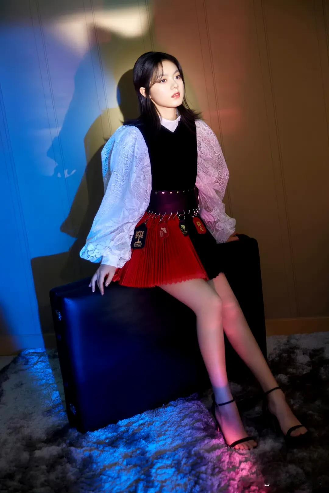赵今麦的美腿妆造美图简直杀疯了！在她的写真里，每一张都美得让人移不开眼。有可爱