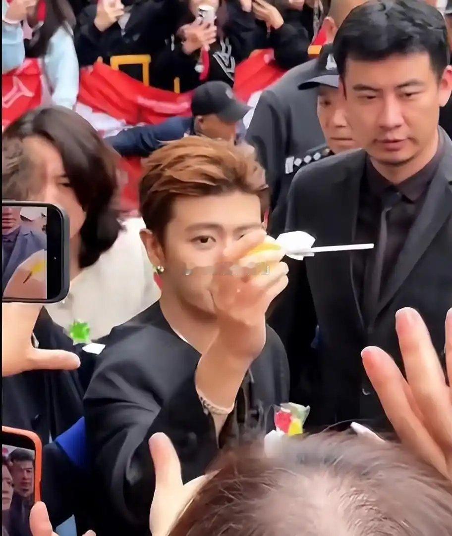 任嘉伦也开了实体店，美其名曰是个人艺术中心，其实就是卖他的潮牌，顺便卖咖啡。