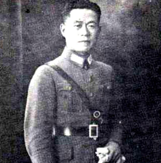 1949年，国军中将邱清泉战死后，他的妻子叶蕤君来不及哀痛就慌不迭地带着孩子