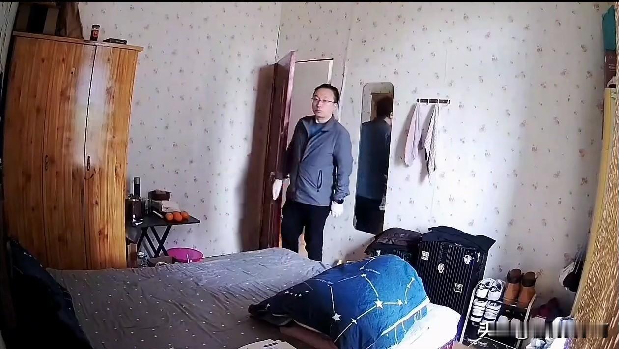 这个人戴着眼镜一副斯斯文文的模样，竟然是入室盗窃的小偷！很有自我保护意识，还戴一