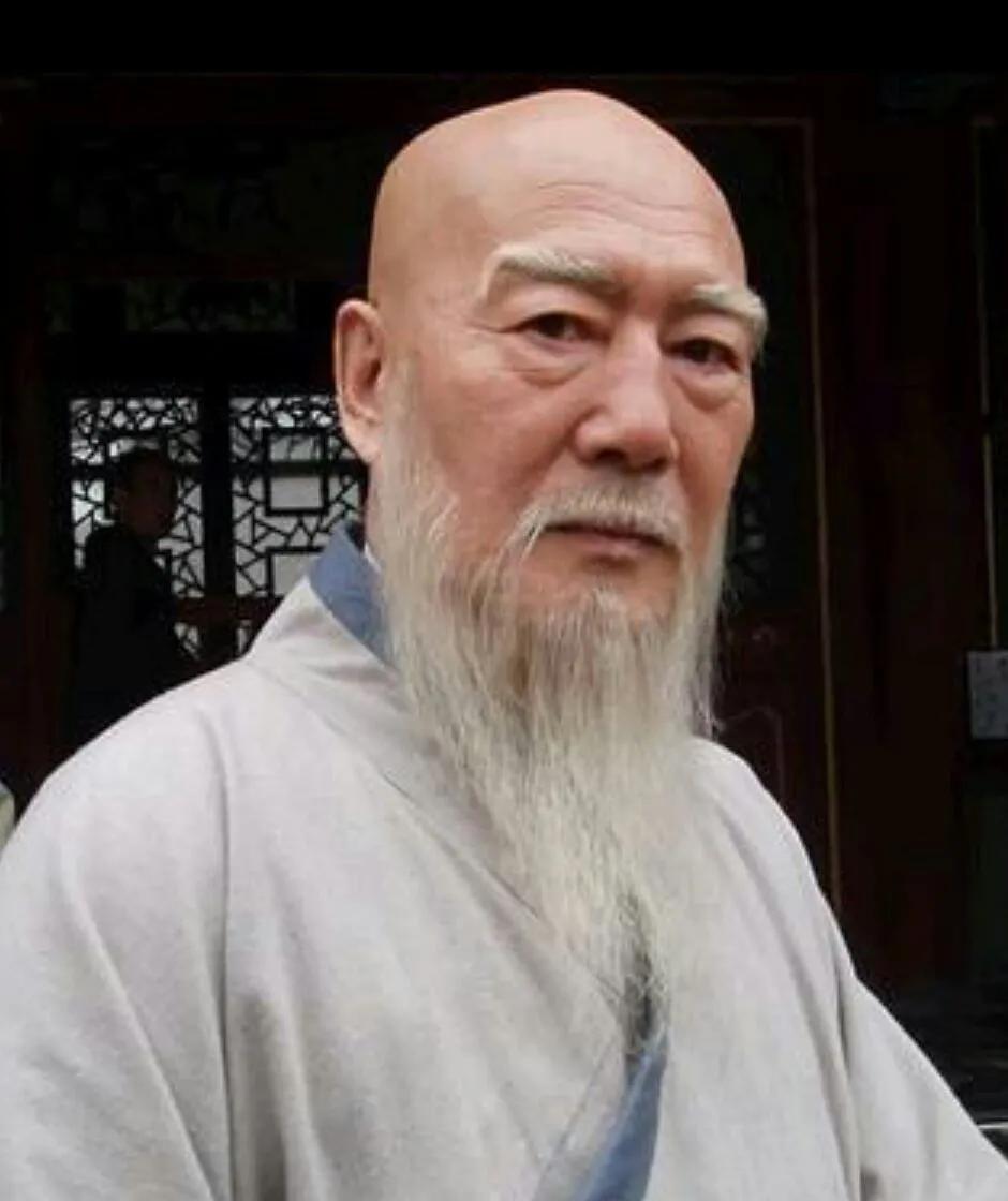 1378年，朱元璋回乡祭祖，路过寺庙进去烧香，他突然问方丈：“朕需要跪吗？”方丈